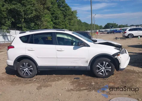 2017 Toyota Rav4 Le z USA, uszkodzony, nr VIN JTMZFREV8HJ124053